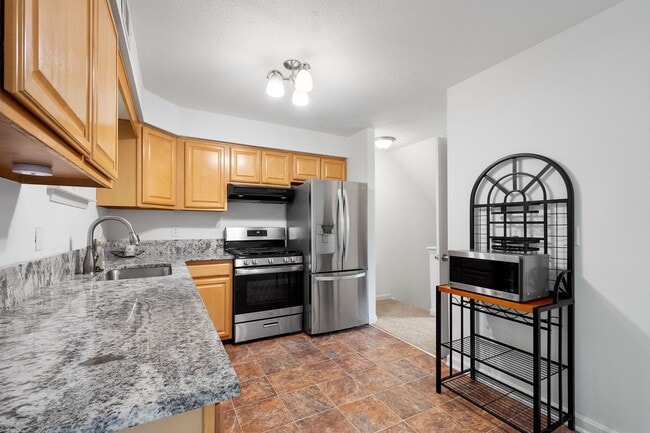 Building Photo - AVAILABLE OCT 1ST! 2-BEDROOM TOWNHOME IN N...