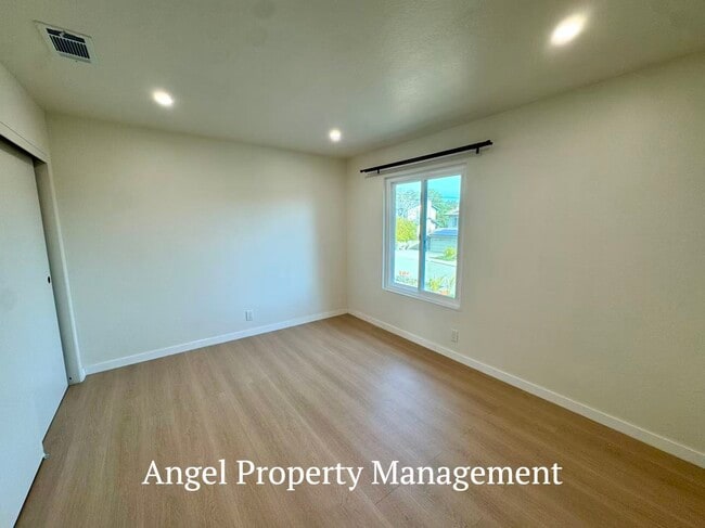 Building Photo - 5804 Shadow Ridge Dr