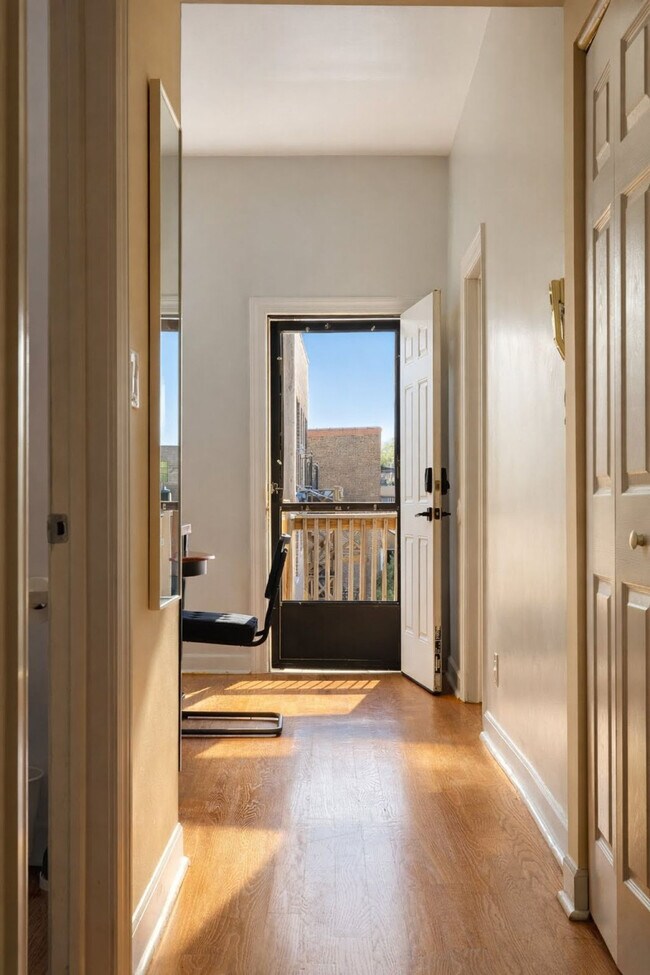 Building Photo - 906 N Damen Ave