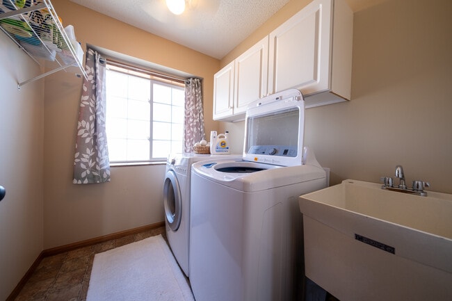 Building Photo - 3292 Century Dr