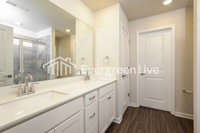 Building Photo - 5567 Hydrangea St