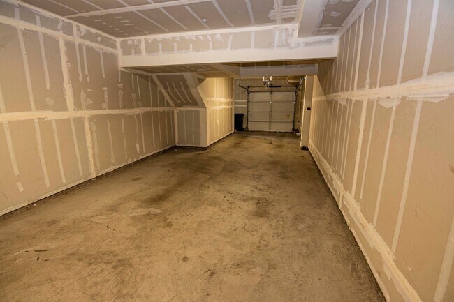 Building Photo - 947 Kestral Way