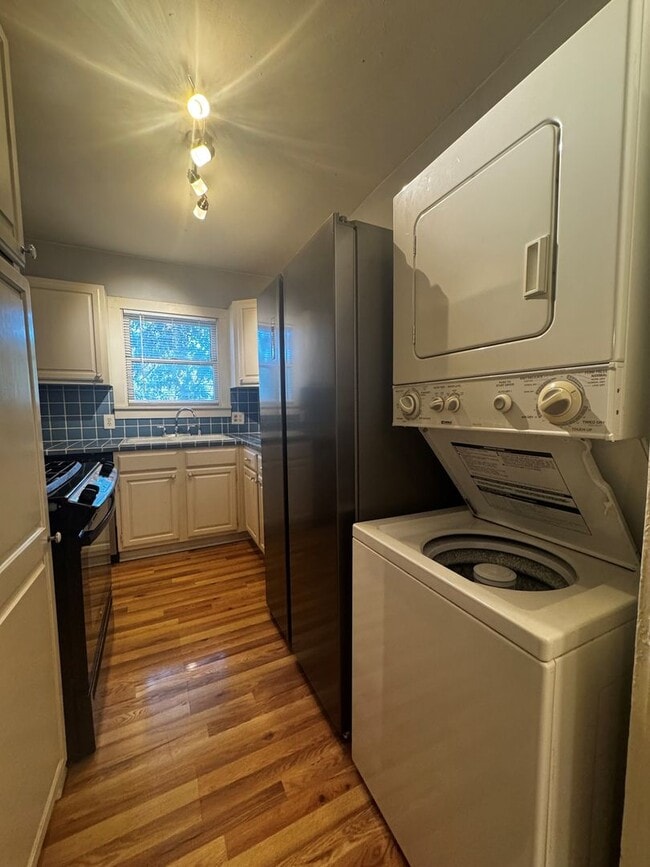 Building Photo - Cute 2 bedroom, 1 bath upstairs duplex in ...
