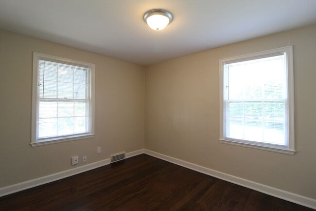 Building Photo - July 2025 FREE On This One Bedroom Duplex ...