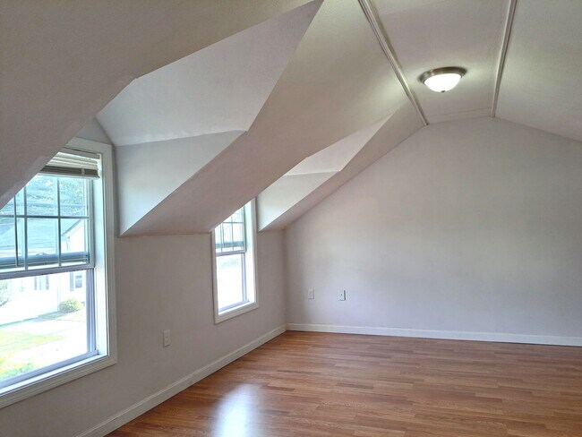 Building Photo - 158 Baker St