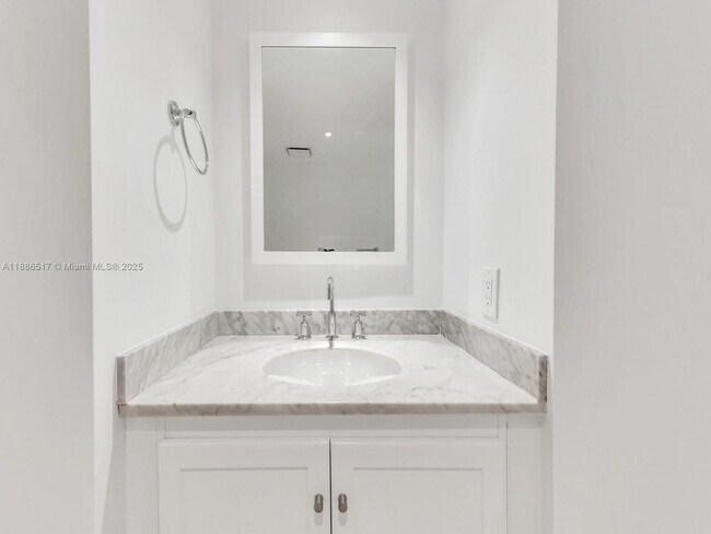 Building Photo - 520 Brickell Key Dr