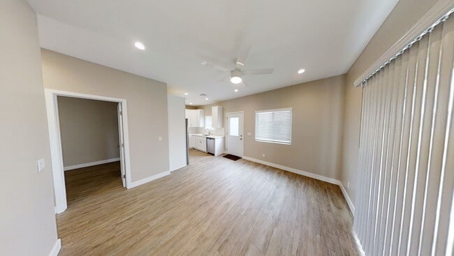Building Photo - 4BD/2BA, Private Yard!!