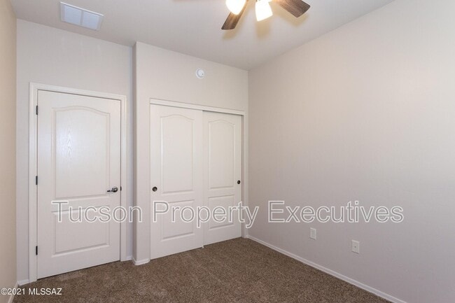 Building Photo - 2442 E Emerald Moon Dr