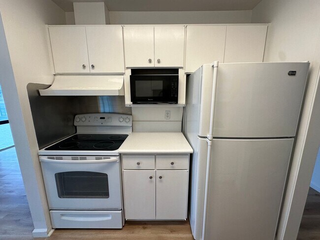 Building Photo - BEAUTIFUL BREATH TAKING VIEW UNIT!!! MUST ...