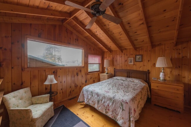 Building Photo - 4168 Lake Shore Dr