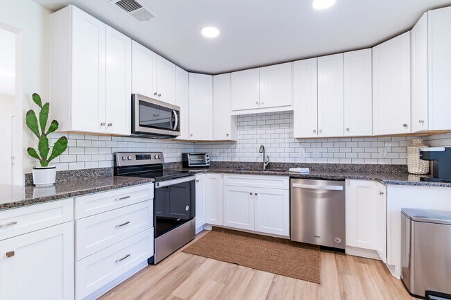 Building Photo - 1344 Springdale St