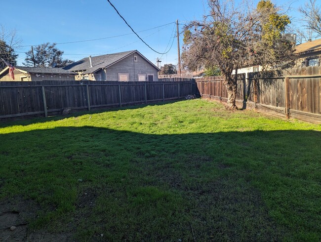 Building Photo - Super cute 2 bed 1 bath with large backyard