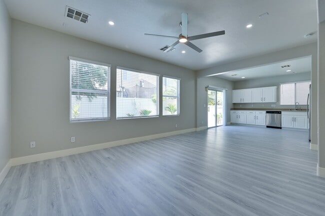 Building Photo - NW!!! 4 bedrooms!!! Pool and Spa!!! All ti...