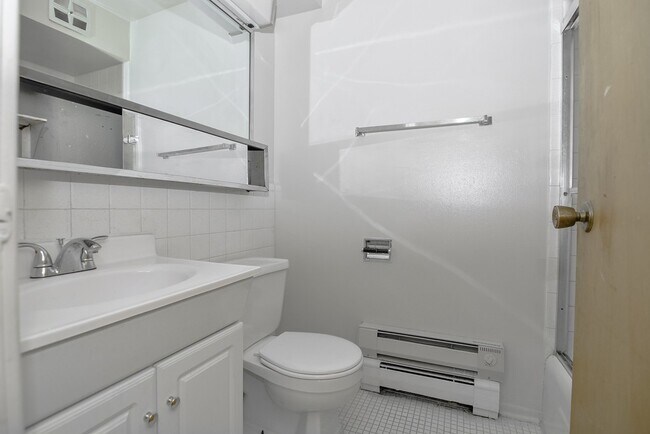 Building Photo - 675 W Wrightwood