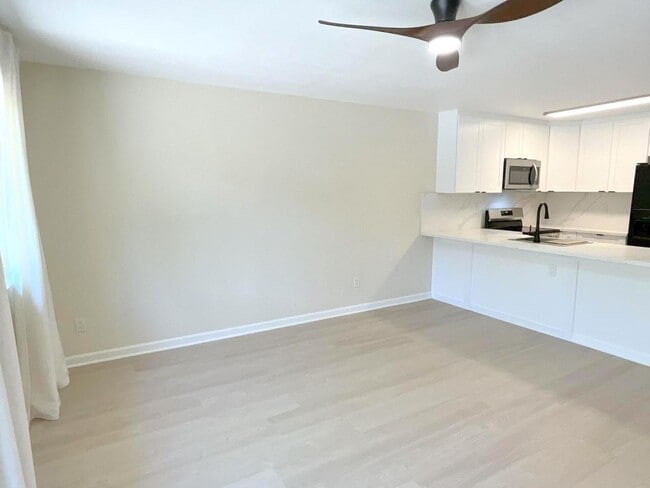 Building Photo - NEW PRICE ! Newly updated Danville Greenbr...