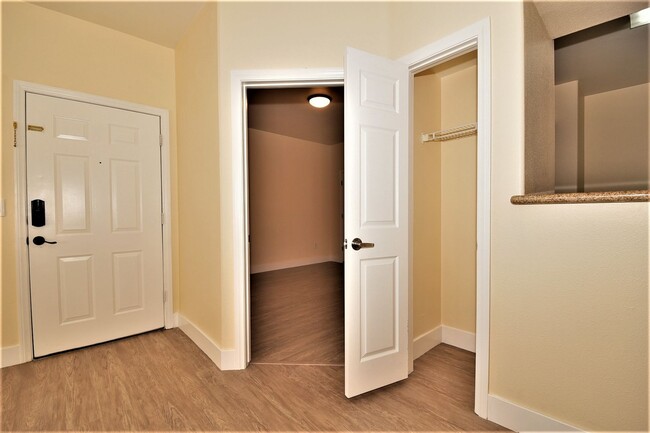 Building Photo - Lovely 1st Floor, 2 Bed 2 Bath At Coronado...