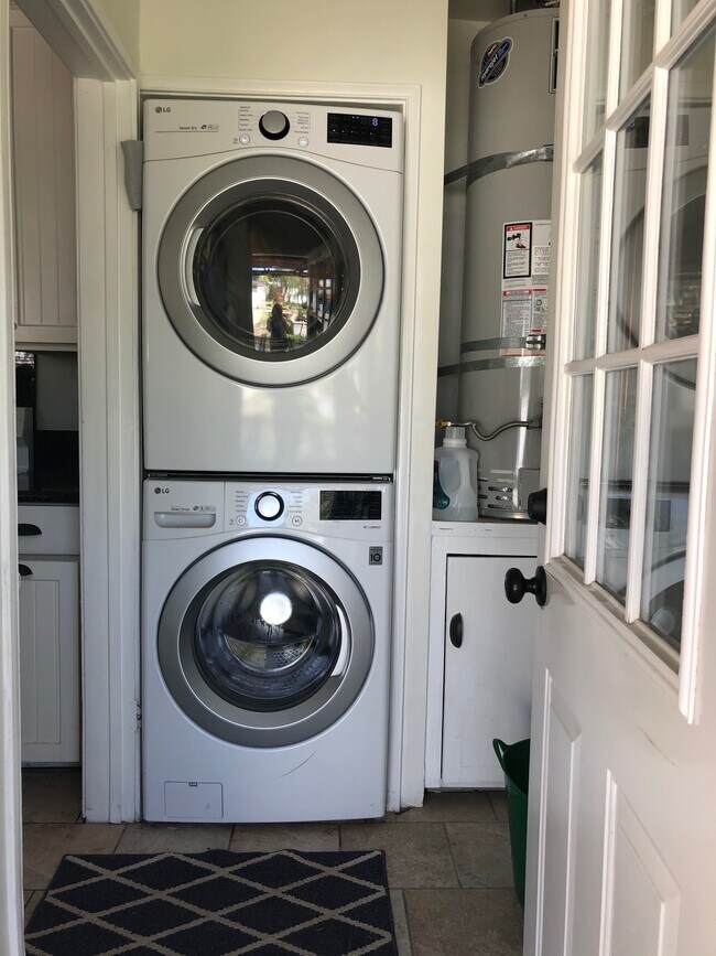 Building Photo - 1157 Palm Terrace