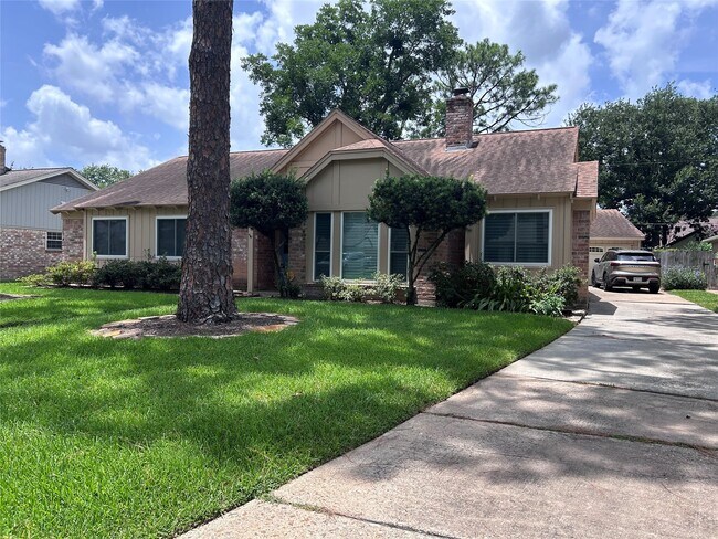 Building Photo - 2827 Fontana Dr
