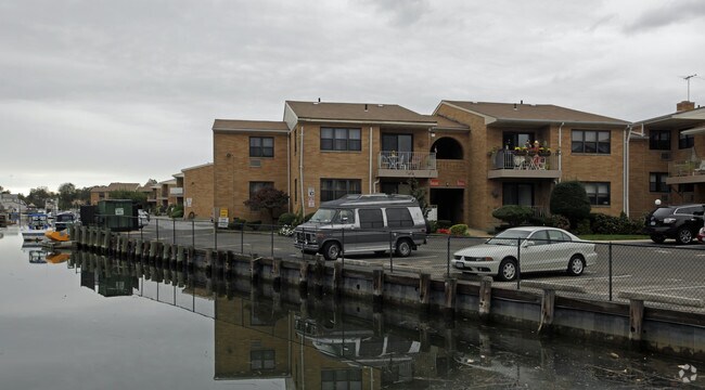 Building Photo - Town'n Harbor