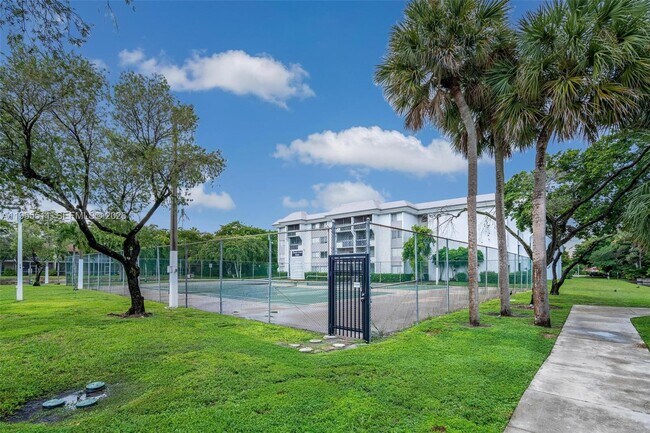 Building Photo - 711 N Pine Island Rd