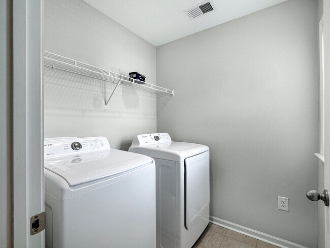 Building Photo - Fully Furnished 3 Bedroom, 2.5 Bathroom Ho...