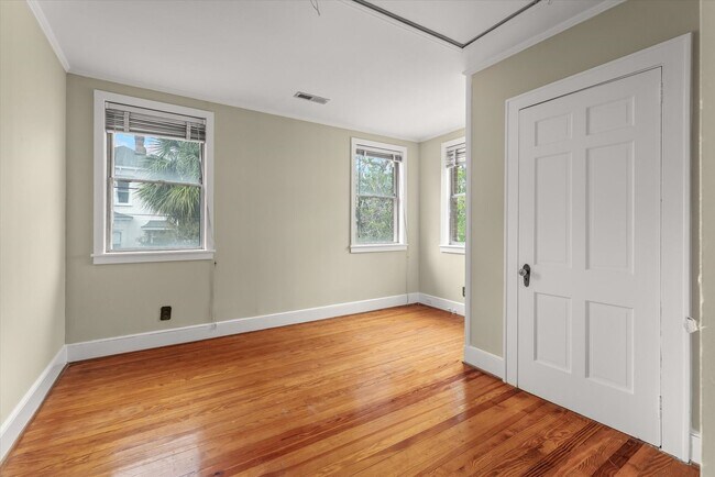 Building Photo - Harleston Village 3 Bed/2.5 Bath Gem Avail...