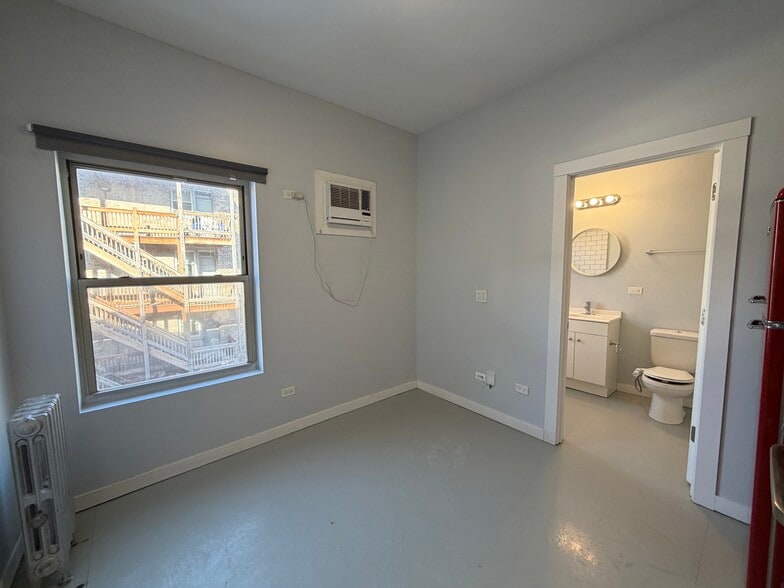 Building Photo - 4700 N Racine Ave