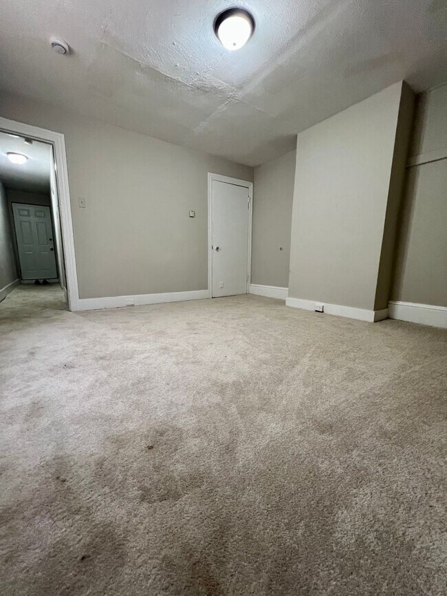 Building Photo - 3-Bedroom + Bonus Room | 1-Bath End-of-Row Townhome in Norristown – Available Now!