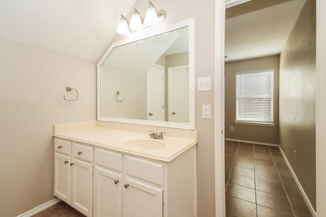 Building Photo - 10005 Sterling Pl Dr