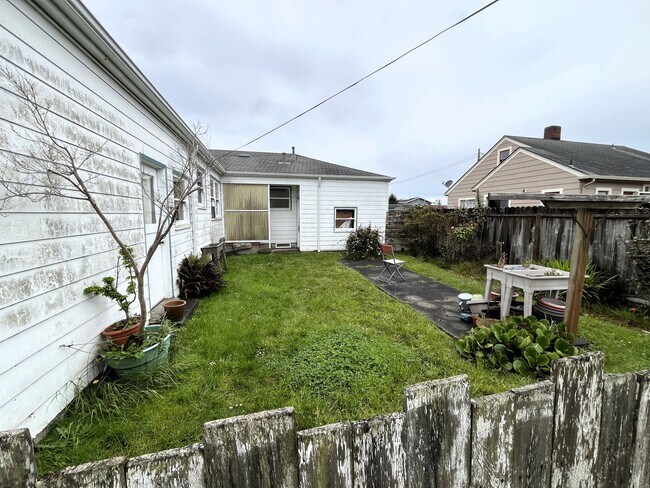 Building Photo - 809 Humboldt St