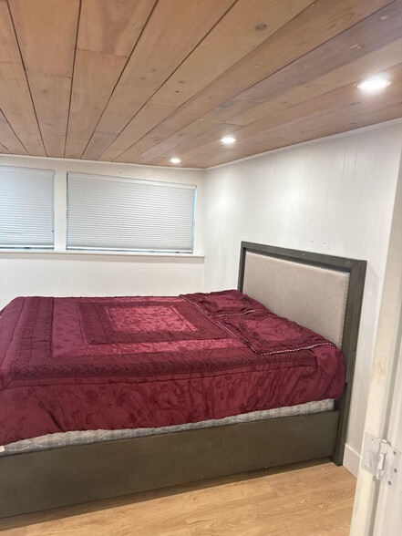 Building Photo - 605 NE 27th St