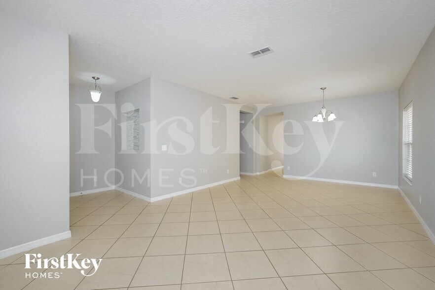 Building Photo - 4724 Rockvale Dr