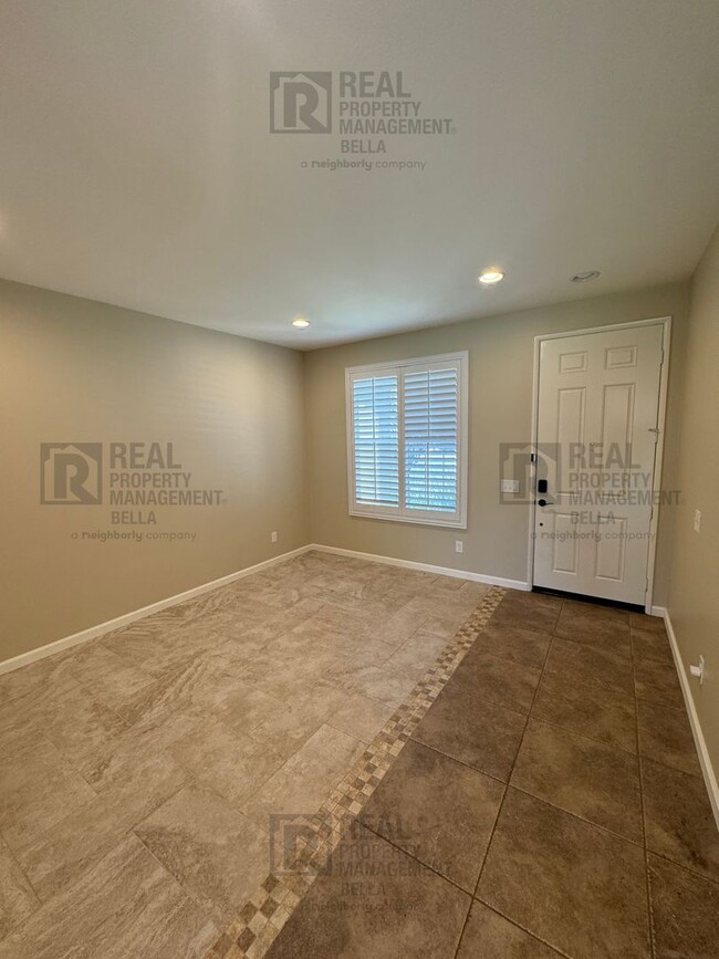 Building Photo - Stylish Corner-Lot Home with Gourmet Kitch...