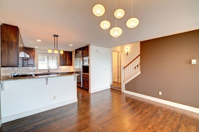 Building Photo - 2bd/2.25ba Seattle Townhome