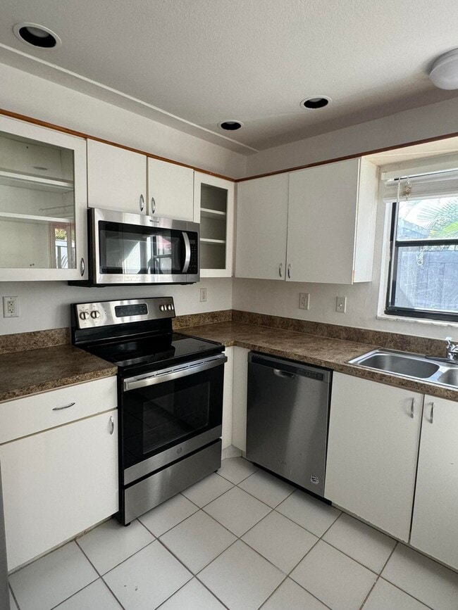Building Photo - 429 N Cypress Dr