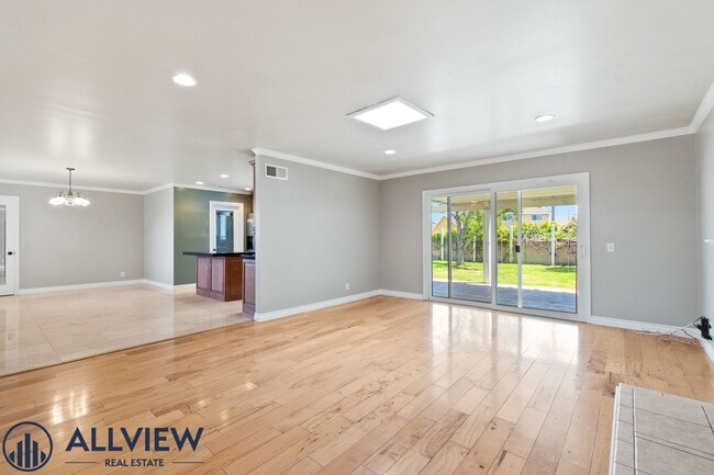 Building Photo - Upgraded 4 Bedroom, 3 Bathroom Home Available