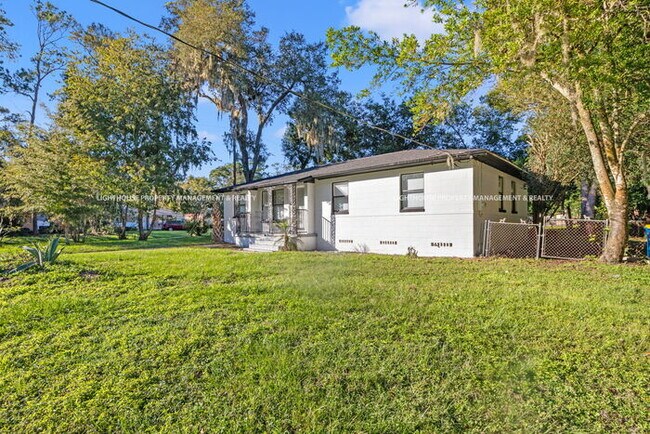 Building Photo - Renovated 4 Bed/1 Bath Home with Huge Yard!