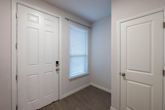Building Photo - 2089 Egret Ave