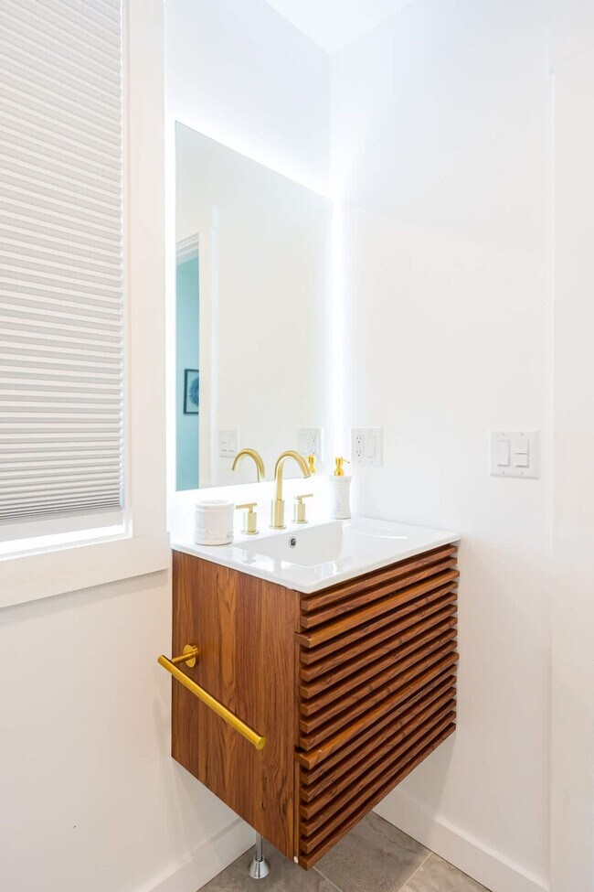 Building Photo - 42 White St Pl