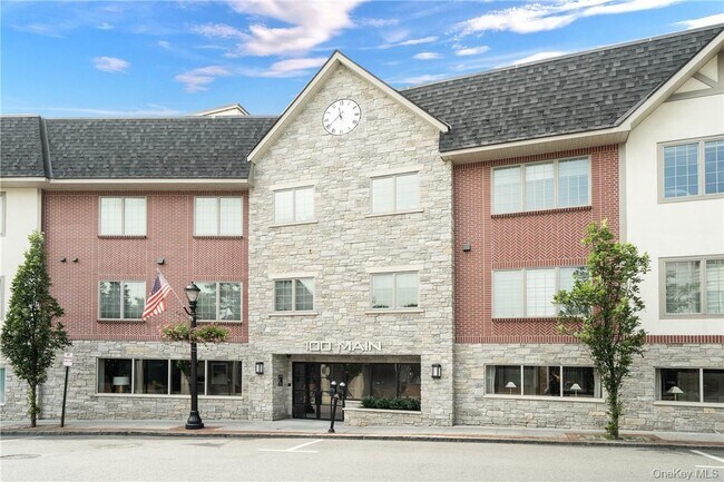 Building Photo - 100 Main St