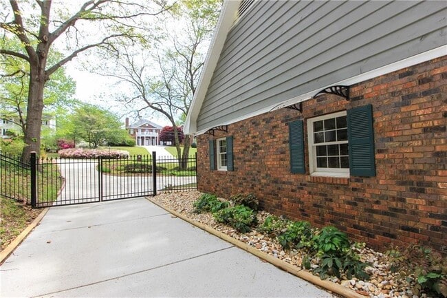 Building Photo - 1365 Timberland Dr
