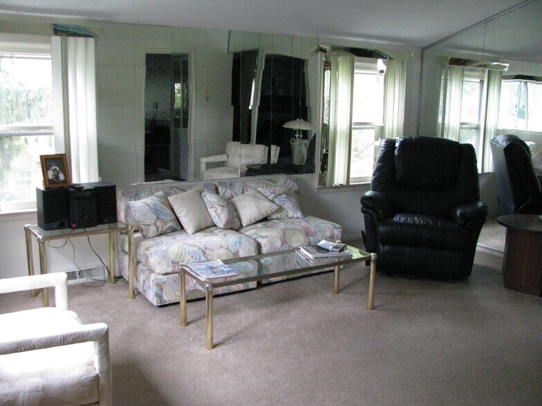 Building Photo - 2363 Mount Carmel Ave