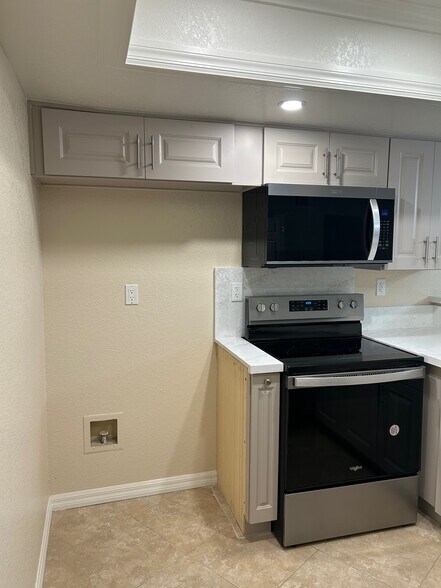 Kitchen (New Samsung refrigerator arriving soon) - 3429 Legato Ct