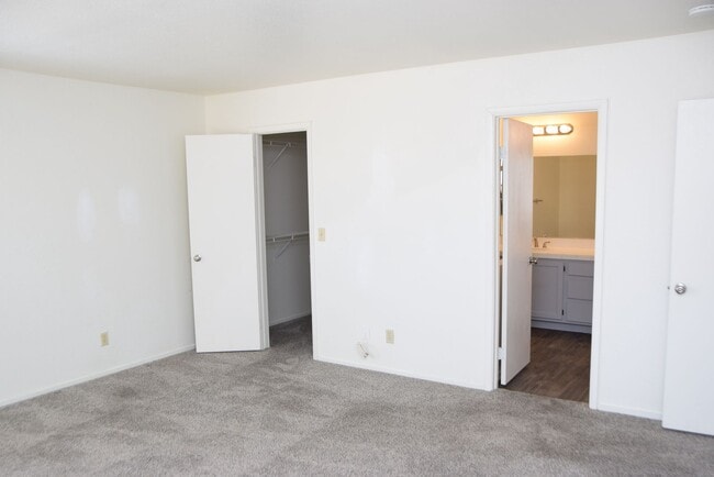 Building Photo - NORTHWEST - 2 STORY HOME - 4 BEDROOMS