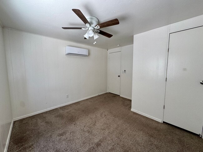Building Photo - Cute Cozy and Centrally located