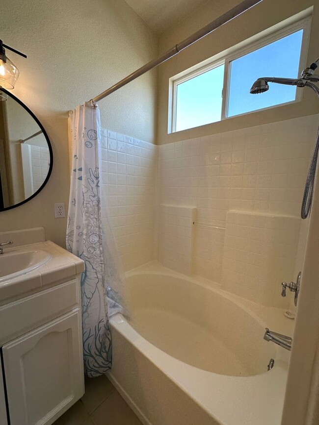Building Photo - Beautiful 3 bedroom, 2.5 bath two story home
