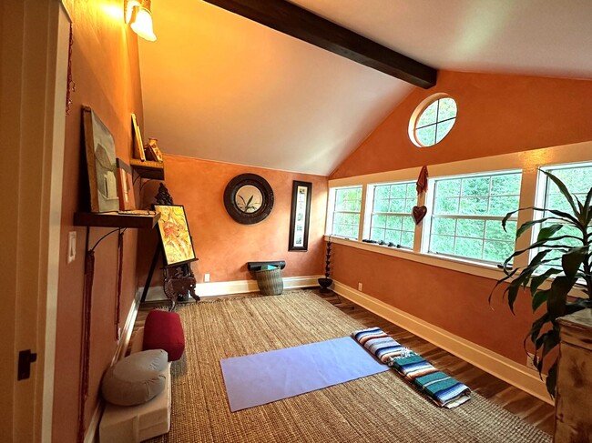 Building Photo - Vintage Home, furnished and upgraded: Occi...