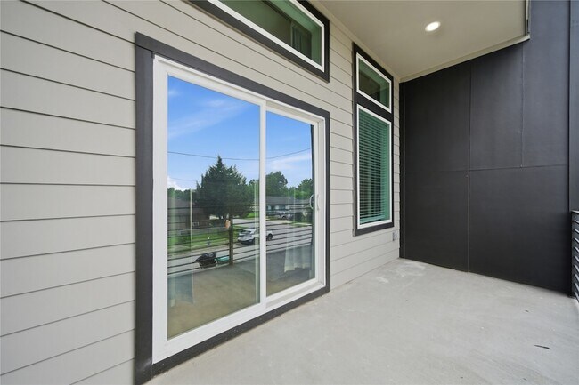 Building Photo - 5509 Hershe St
