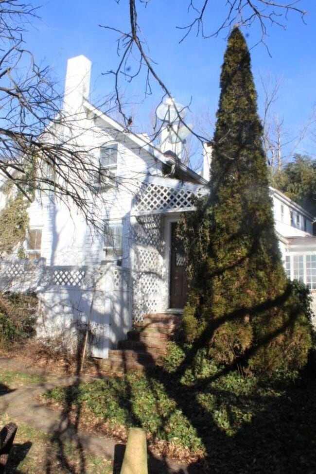 Building Photo - Cottage - FULLY FURNISHED - ALL UTILITIES INCLUDED