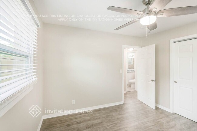 Building Photo - 9449 Park Lake Dr